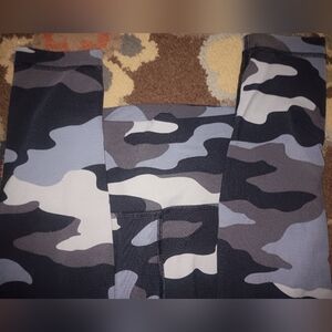 Pink womens medium camouflage leggings